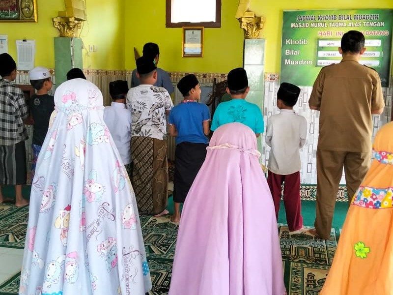 KEGIATAN SHOLAT BERJAMAAH SDN 3 ALASTENGAH
